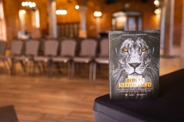 Dotyk i usmiech w negocjacjach - jak zasada sympatii wplywa na wynik rozmow